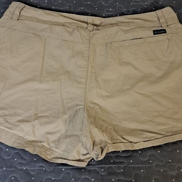 Columbia Women's Tan 4 inch Shorts size 14 - Picture 4 of 4